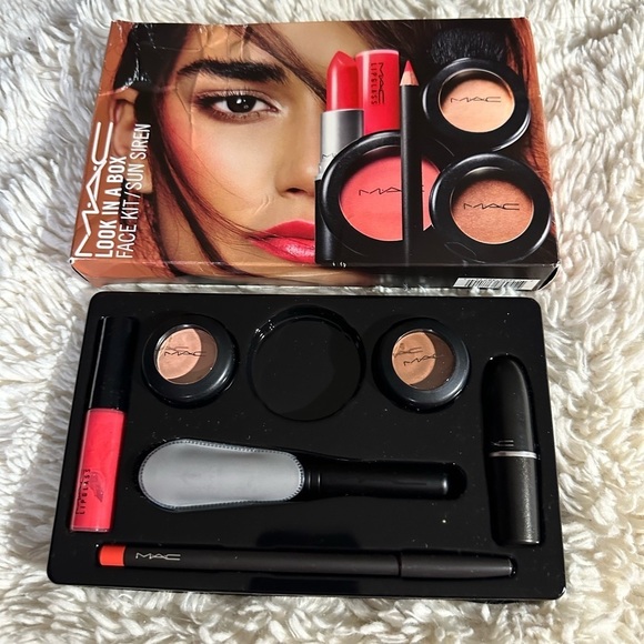 💋💄- Never used Mac look in box face kit / sun siren price firm! - Picture 1 of 7